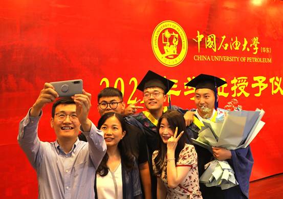 一群人在拍照

描述已自动生成